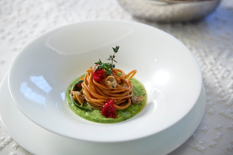 Whole spaghetti with dried tomatoes and green beans sauce restaurant dish